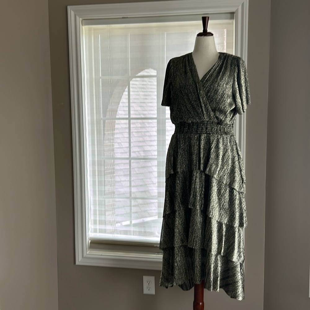 2024 season Vince Camuto high-low tiered dress. Size  XL. Metallic